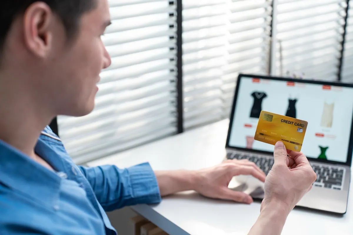 Une cliente payant un achat en ligne avec une carte bancaire