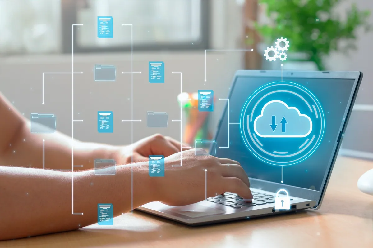 Un ordinateur avec une illustration de connexion au cloud représentant des outils professionnels connectés